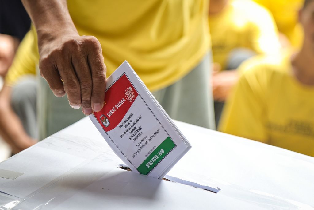Orang dengan gangguan jiwa memasukkan surat suara ke kotak suara saat simulasi pemilu di Yayasan Jamrud Biru, Kota Bekasi, Jawa Barat, Selasa (13/2/2024). Sebanyak 97 dari 140 pasien gangguan jiwa di pondok rehabilitasi ini terdata dalam daftar pemilih tetap pada Pemilu 2024.