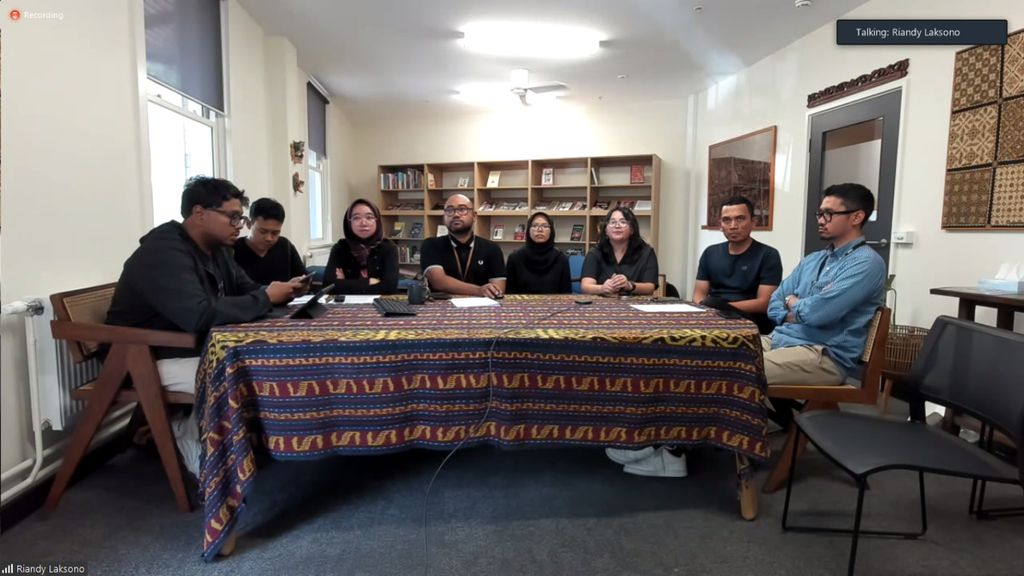 Mahasiswa doktoral Crawford School of Public Policy Australian National University, Riandy Laksono (keempat dari kiri), membacakan Maklumat Canberra sebagai respons atas berbagai eskalasi peristiwa di Indonesia menjelang pemungutan suara, Kamis (8/2/2024).