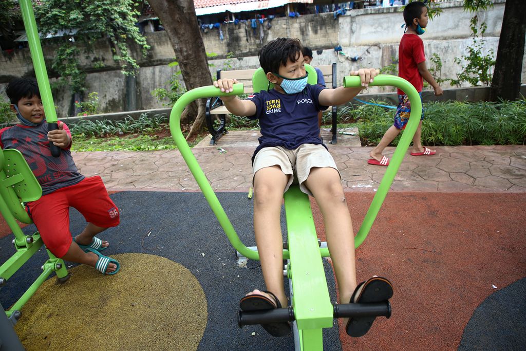 Anak-anak bermain di Taman Buyan, Bendungan Hilir, Tanah Abang, Jakarta Pusat, Senin (24/8/2020). Proses pembelajaran jarak jauh yang telah berlangsung lama berdampak pada kejenuhan anak-anak di rumah. Akibatnya, mereka bermain di luar rumah bersama teman-teman yang berisiko tertular Covid-19. 