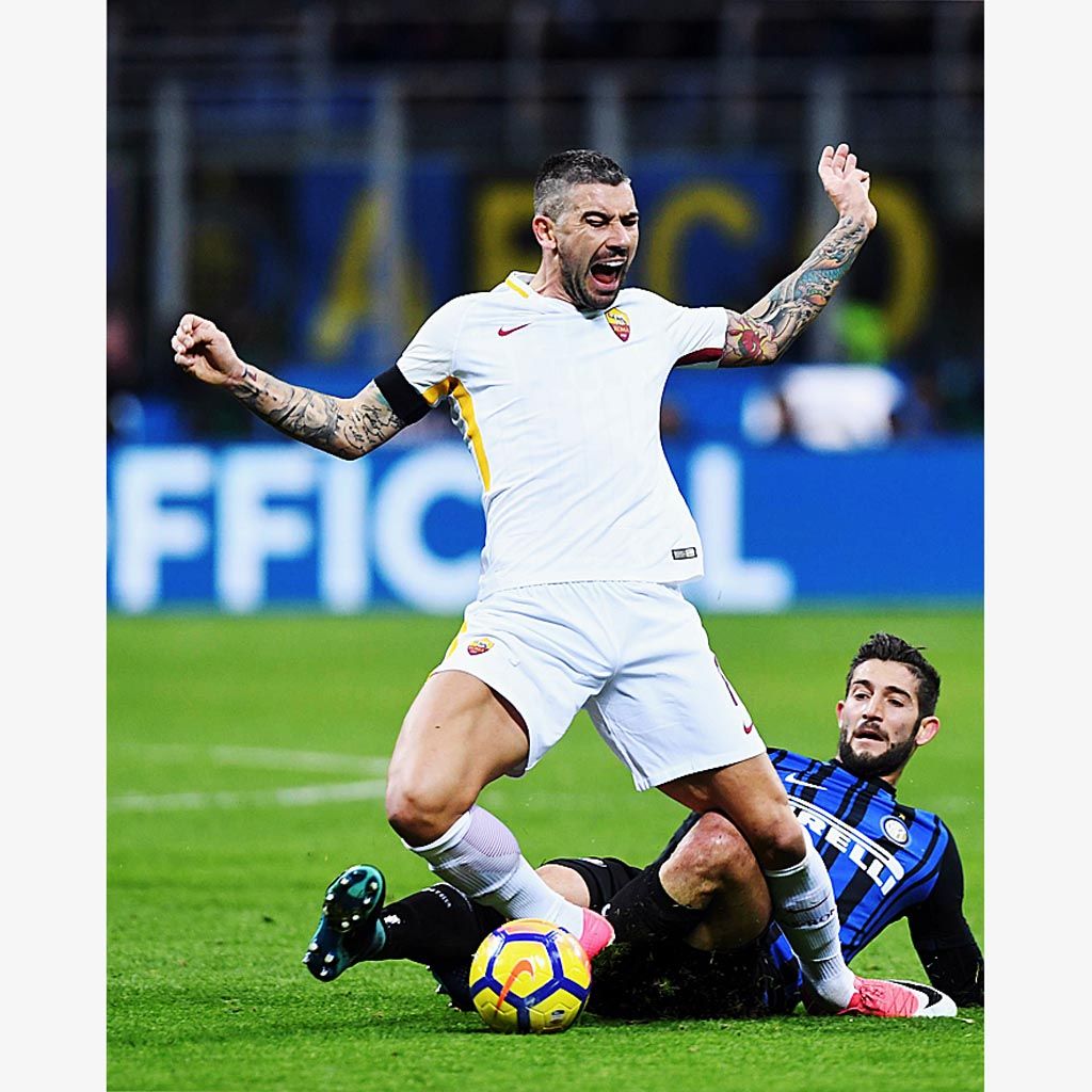 Gelandang Inter Milan, Roberto Gagliardini, menjegal bek sayap AS Roma, Aleksandar Kolarov, dalam laga Serie A di Stadion Giuseppe Meazza, Milan, Italia, Minggu (21/1). Inter dan Roma bermain imbang, 1-1.