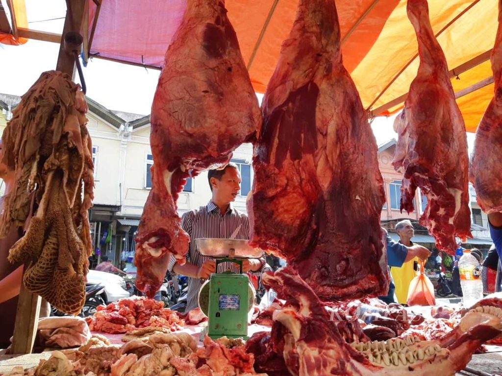 Daging lembu dijajakan oleh pedagang di Kota Banda Aceh, Aceh, Sabtu (4/5/2019). Di Aceh, Ramadhan disambut dengan tradisi makan masakan daging sehingga permintaan daging menjelang Ramadhan melonjak dan harganya melambung.