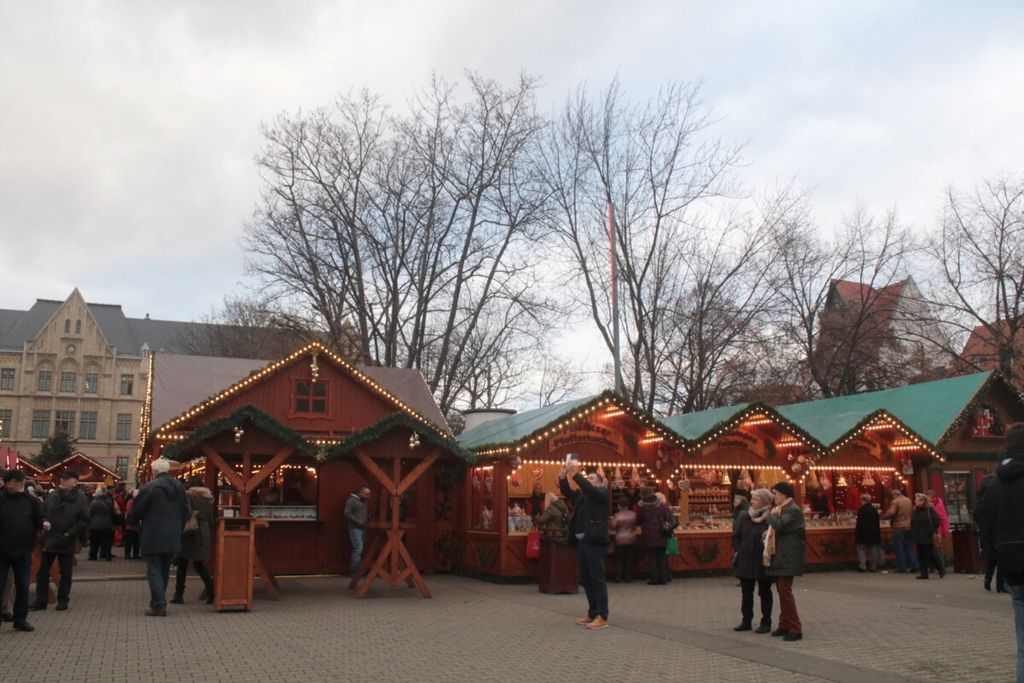 Suasana Pasar Natal - Suasana PAsar Natal di Erfurt, Jerman, Selasa (12/12). Pasar Natal menjadi salah satu andalan pemerintah Jerman untuk menarik wisatawan datang berkunjung setoap tahunnya.KOMPAS/DAHLIA IRAWATI2017-12-13