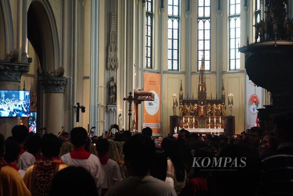 Petugas liturgi berarak untuk memulai misa Natal di Gereja Katedral Santa Maria Diangkat ke Surga, Jakarta, Senin (25/12/2023). Sekitar 3.000 umat menghadiri misa pertama pukul 08.30, begitu pula misa pukul 11.00 WIB.