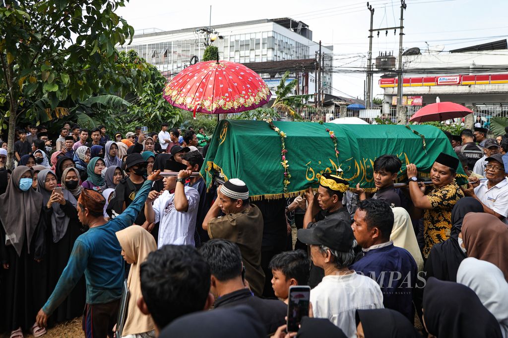 Proses pemakaman jenazah korban kecelakaan bus di Subang, Intan Rahmawati, di Tempat Pemakaman Umum (TPU) I Parung Bingung, Depok, Jawa Barat, Minggu (12/5/2024).