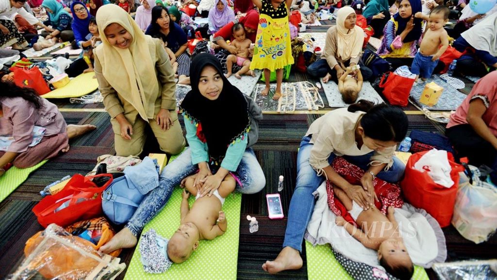 Para ibu mempraktikkan cara memijat bayi dan anak yang berusia di bawah dua tahun dalam kegiatan Pijat Bayi Massal di Auditorium Siwabessy, Kementerian Kesehatan, Jakarta, Selasa (7/11). 