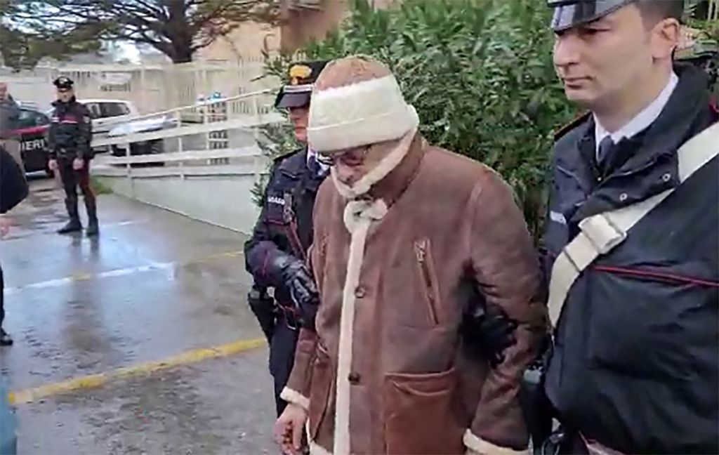 Foto yang berasal dari cuplikan video dan dirilis oleh Biro Pers Carabinieri Italia pada 16 Januari 2023 menunjukkan penangkapan bos mafia paling diburu di Italia, Matteo Messina Denaro, di Palermo, Sisilia. Dia buron selama 30 tahun. 