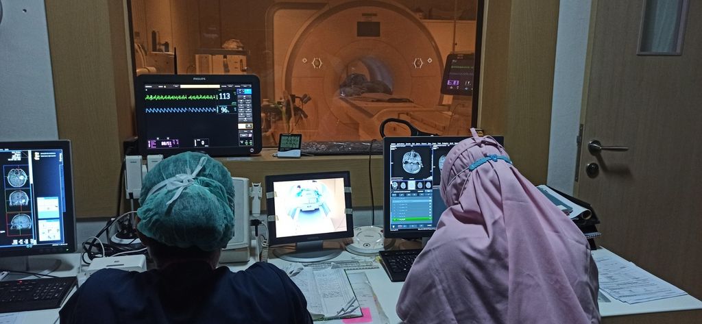 Tenaga kesehatan profesional tengah memantau proses pemeriksaan <i>magnetic resonance imaging </i>(MRI) otak pada pasien yang dirawat di Rumah Sakit Pusat Otak Nasional Prof Dr dr Mahar Mardjono, Jakarta, Senin (6/2/2023). Pemeriksaan MRI otak merupakan salah satu pemeriksaan yang termasuk di dalam rangkaian pemeriksaan <i>brain check up</i>.