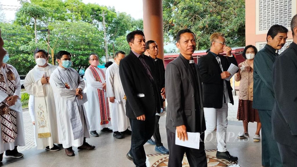Sejumlah pendeta dan pastor berjalan beriringan memasuki Gereja St Mikael, Kabupaten Magelang, Jateng, sebelum ibadat Ekumene digelar, Senin (23/1/2023) malam.