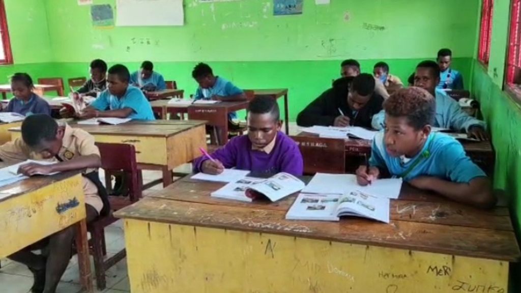 Para pelajar sekolah dasar di Distrik Ilaga, Kabupaten Puncak, Papua, Jumat (9/9/2022).