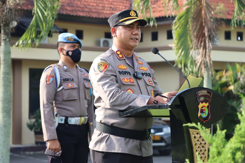 Kepala Polres Lampung Tengah Ajun Komisaris Besar Doffie Fahlevi Sanjaya memimpin upacara pemberhentian tidak dengan hormat Aipda Rudi Suryanto di Polres Lampung Tengah, Jumat (16/9/2022). Ia dipecat setelah menembak Aipda A Karnain, rekan sesama anggota polisi, dua pekan lalu. 