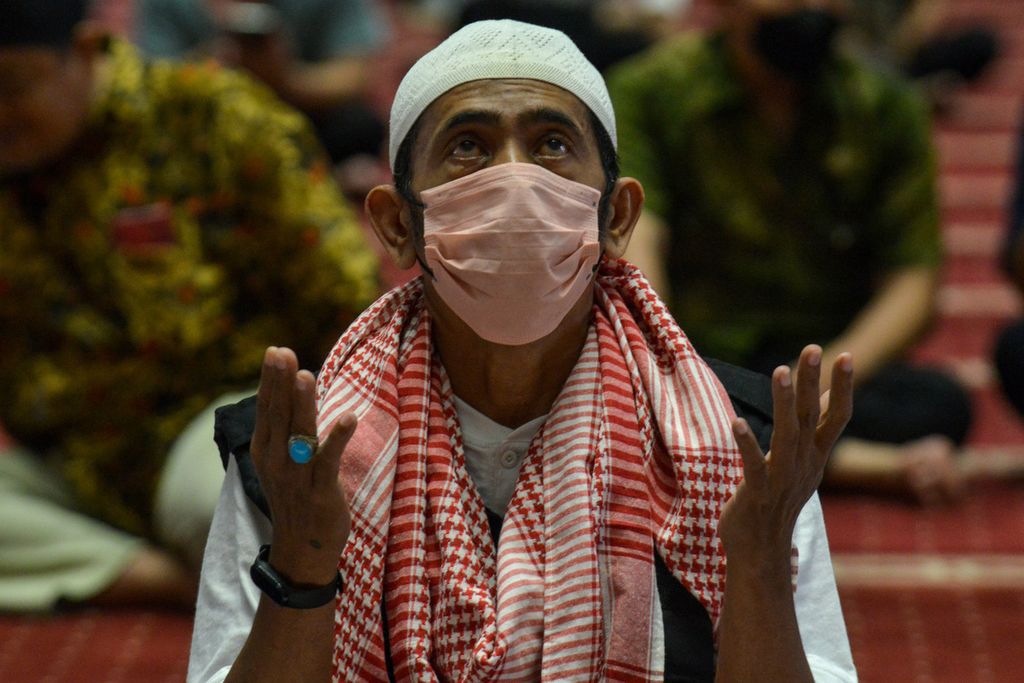 Seorang jamaah berdoa setelah melaksanakan Salat Gaib di Masjid Istiqlal, Jakarta Pusat, Jumat (10/2/2023). 
