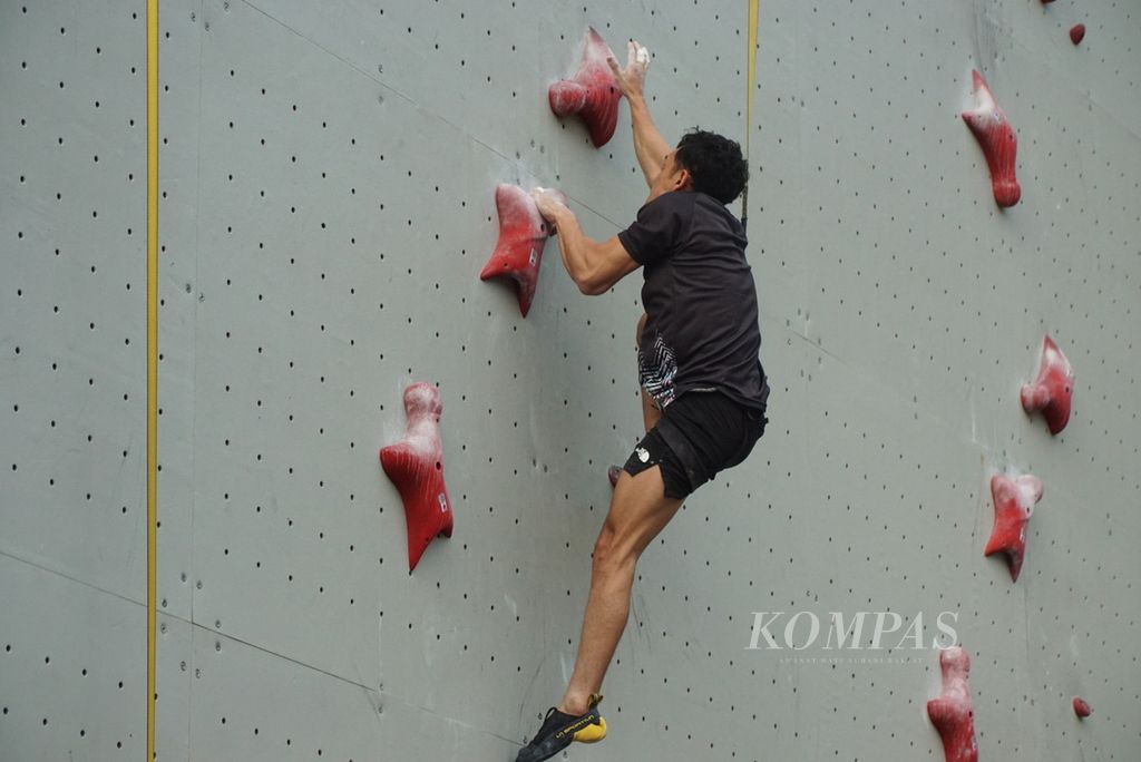 Atlet panjat tebing nomor <i>speed </i>Indonesia, Veddriq Leonardo, berlatih di pemusatan latihan nasional panjat tebing di Hotel Santika Premiere, Kota Harapan Indah, Bekasi, Jawa Barat, Sabtu (13/7/2024). Veddriq akan debut di Olimpiade Paris pada Selasa (6/8/2024).