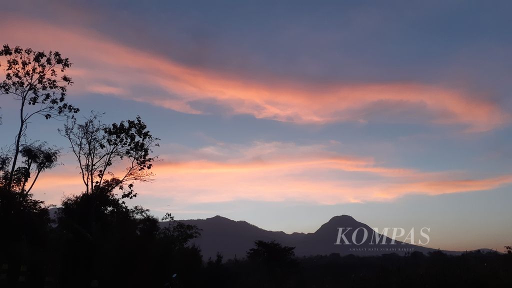 Senja di kawasan Dau dengan latar belakang Gunung Panderman di Jawa Timur.