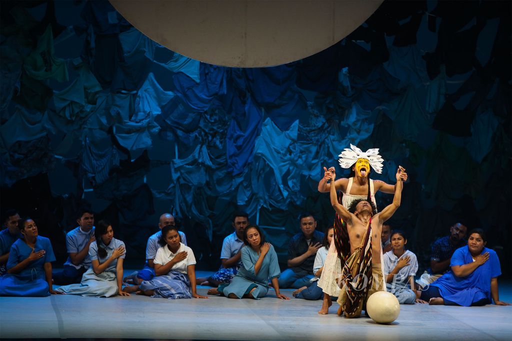 Pementasan teater berjudul <i>Planet Sebuah Lament</i> karya Garin Nugroho di Teater Jakarta, Taman Ismail Marzuki, Jakarta, Kamis (17/1/2020). <i>Planet Sebuah Lament</i> merupakan ratapan alam karena keserakahan manusia dengan pendekatan perpaduan budaya Indonesia TImur (Melanesia) yang ditampilkan dalam gerak tubuh, musik, dan vokal. Pementasan ini merupakan pertunjukan perdana (<i>world premiere</i>) sebelum dipentaskan di Melbourne (Australia), Dusseldorf (Jerman), dan Amsterdam (Belanda). 