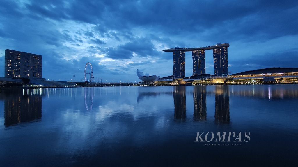 Kompleks Marina Bay Sands yang terletak di seberang Taman Merlion, Singapura, Jumat (4/11/2022) menjelang pagi hari. 