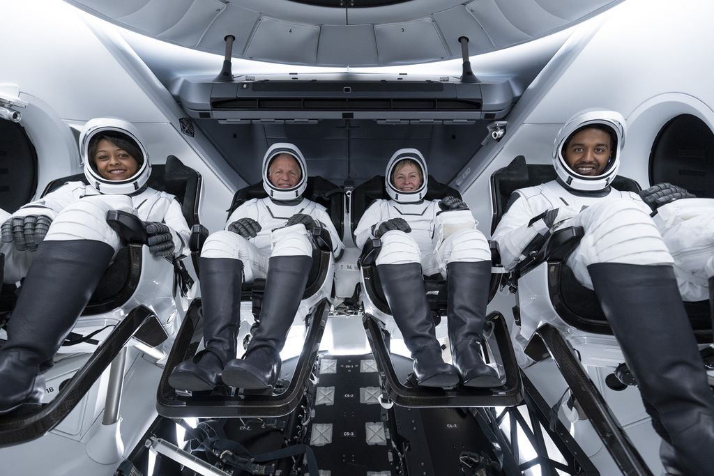 Astronot Arab Saudi, Rayyanah Barnawi (kiri) dan Ali Alqarni (kanan), dalam pesawat yang akan mengantar mereka ke Stasiun Antariksa Internasional (ISS). Bersama astronot Amerika Serikat, Peggy Whitson (kedua dari kanan) dan pilot John Shoffner (kedua dari kiri), mereka meluncur ke luar angkasa pada Minggu (21/5/2023) malam waktu Florida, AS. Mereka diantar roket Falcon 9 yang dimiliki SpaceX, perusahaan pimpinan Elon Musk.