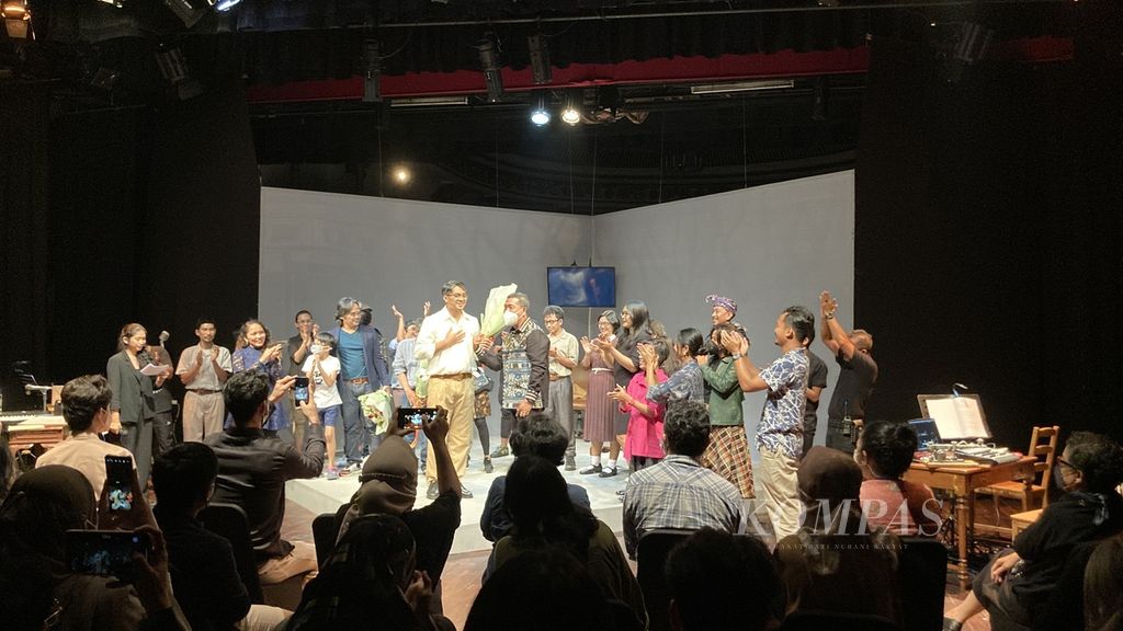 Tim produksi teater berjudul Kacamata Sjafruddin berkumpul di panggung setelah pentas rampung di Gedung Kesenian Jakarta, Jakarta pada Jumat (15/4/2022) malam. Teater ini mengisahkan sosok Sjafruddin Prawiranegara, seorang negarawan dan ekonom. 