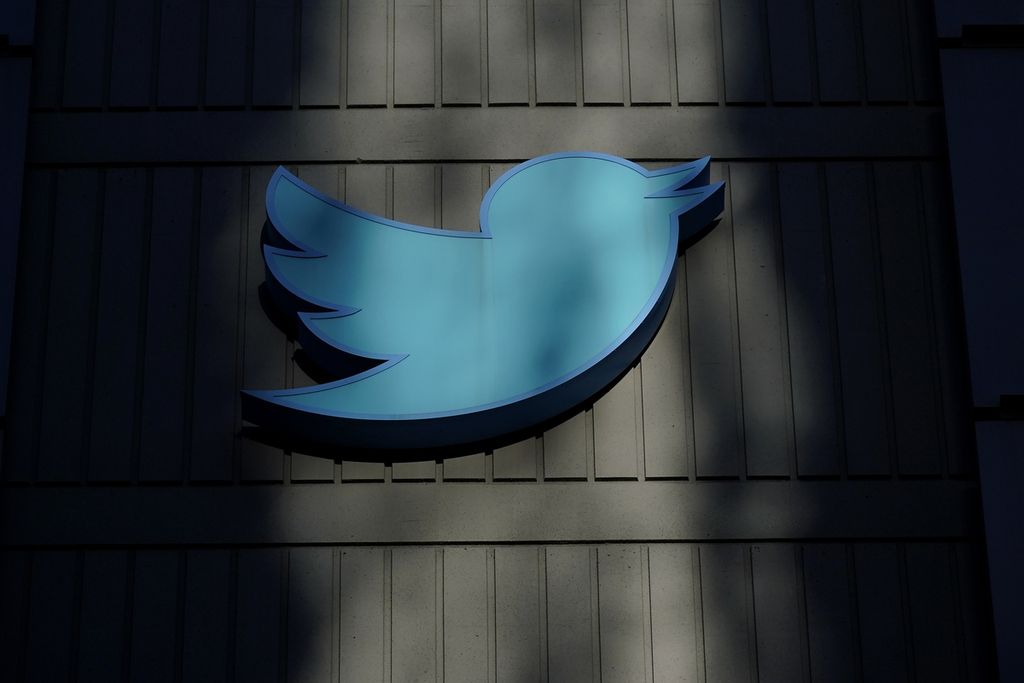  Logo Twitter di kantor pusat perusahaan itu di San Francisco, California, AS, pada November 2022. Sejak Senin (24/7/2023), logo Twitter berganti dari burung biru menjadi X.