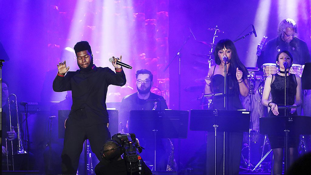 Khalid tampil dalam Pre-Grammy Gala 2018 dan Salute To Industry Icons di Hotel Sheraton New York Times Square, Sabtu (27/1).
