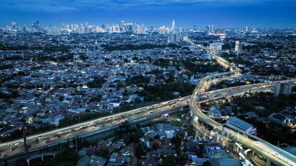 Foto aerial Jalan Tol Lingkar Luar (JORR) W2 dengan latar belakang kota Jakarta jelang malam, Jakarta, Jumat (11/11/2022). Capaian pertumbuhan ekonomi Indonesia pada Triwulan III-2022 sebesar 5,72 persen masih dibayangi oleh ancaman resesi global, inflasi, dan pengetatan kebijakan moneter yang dapat berdampak negatif bagi pertumbuhan ekonomi.