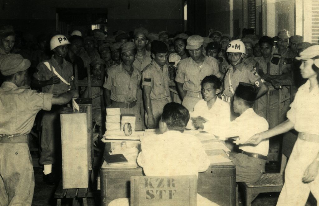 Suasana pemilihan umum untuk Konstituante Angkatan Darat, Selasa (27/12/1955). 