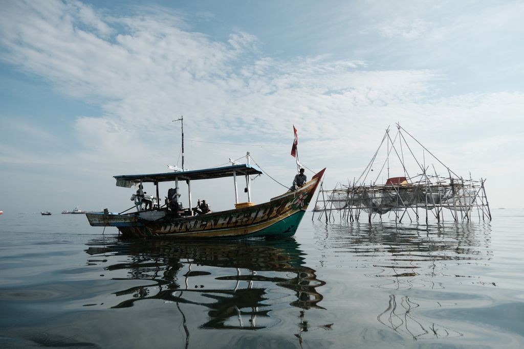 Kapal nelayan kembali dari laut menuju Pasar Lelang Ikan, Cilincing, Jakarta Utara, Selasa (4/10/2022). Perahu nelayan melaju ke tempat pelelangan ikan di Cilincing, Jakarta Utara, Selasa (4/10/2022). Badan Meteorologi, Klimatologi, dan Geofisika (BMKG) mendeteksi peningkatan curah hujan pada 2-8 Oktober di beberapa wilayah di Indonesia. Hal tersebut berpengaruh terhadap hasil tangkapan ikan oleh nelayan yang mengalami pengurangan semenjak musim pancaroba. Selain cuaca yang tidak menentu, limbah dari sungai ikut mencemari air laut. 