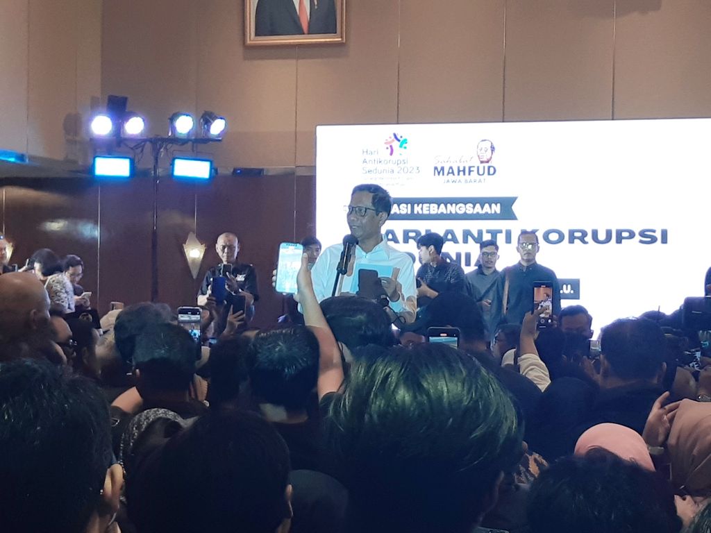 Calon wakil presiden Mahfud MD memberikan orasi kebangsaan dalam peringatan Hari Antikorupsi Sedunia di Hotel Preanger Bandung, Jawa Barat, Sabtu (9/12/2023).