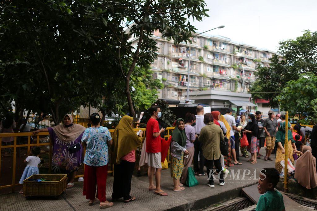 Warga Rusun Tambora, Jakarta Barat, antre untuk berbelanja bahan pangan dengan harga lebih murah pada program pangan bersubsidi di halaman rusun, Rabu (8/6/2022). Program pangan bersubsidi ini digelar oleh Pemprov DKI Jakarta untuk meningkatkan akses pangan serta gizi anak-anak dan warga Jakarta golongan menengah ke bawah.