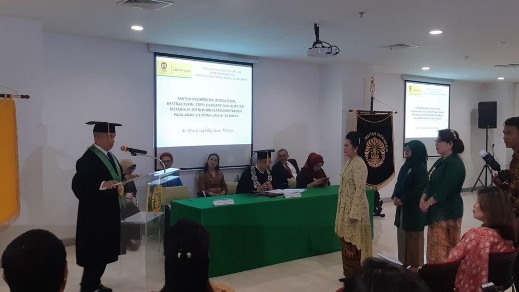 Sidang terbuka promosi doktor ilmu gizi atas nama Christina Olly Lada (berdiri paling depan, kanan) di Fakultas Kedokteran Universitas Indonesia, Jakarta, Selasa (11/12/2018).