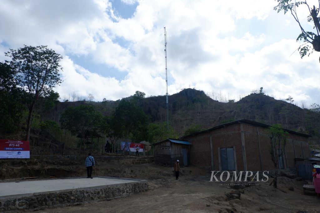 Menara <i>base transceiver station</i> (BTS) yang dibangun Badan Aksesibilitas Telekomunikasi dan Informasi (BAKTI) di Desa Campa, Kecamatan Mada Pangga, Kabupaten Bima, Nusa Tenggara Barat.