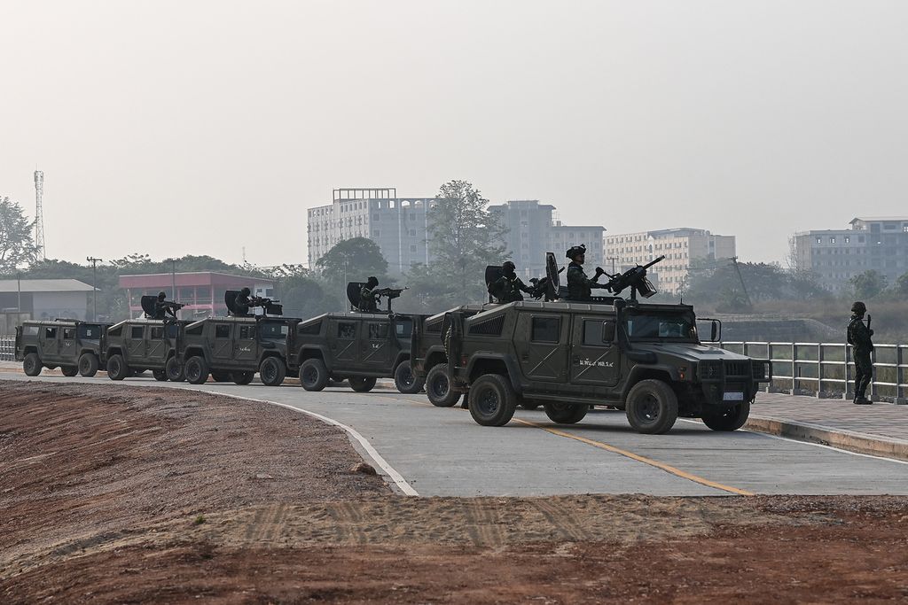 Personel militer Thailand di atas kendaraan lapis baja berjaga-jaga di sepanjang Sungai Moei di sisi Thailand, di samping Jembatan Persahabatan Thailand-Myanmar Ke-2, di Distrik Mae Sot, Thailand, pada 12 April 2024. 