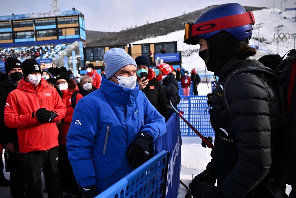 Presiden Komite Olimpiade Internasional (IOC) Thomas Bach (tengah) berbicara dengan atlet China, Gu Ailing Eileen (kanan), di arena <i>snowboard </i>Olimpiade Musim Dingin 2022 di Genting Snow Park H & S Stadium, Zhangjiakou, China, 10 Februari 2022.