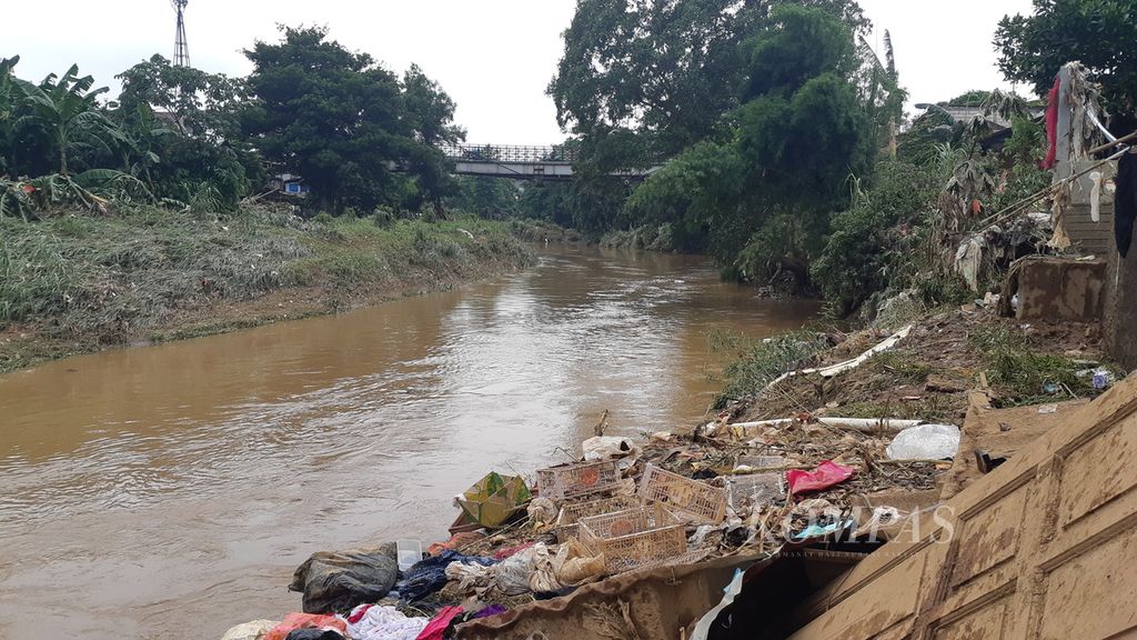 Daerah Aliran Sungai Ciliwung di Pejaten Timur, Jakarta Selatan, Jumat (3/1/2019). Belum ada normalisasi di area ini.