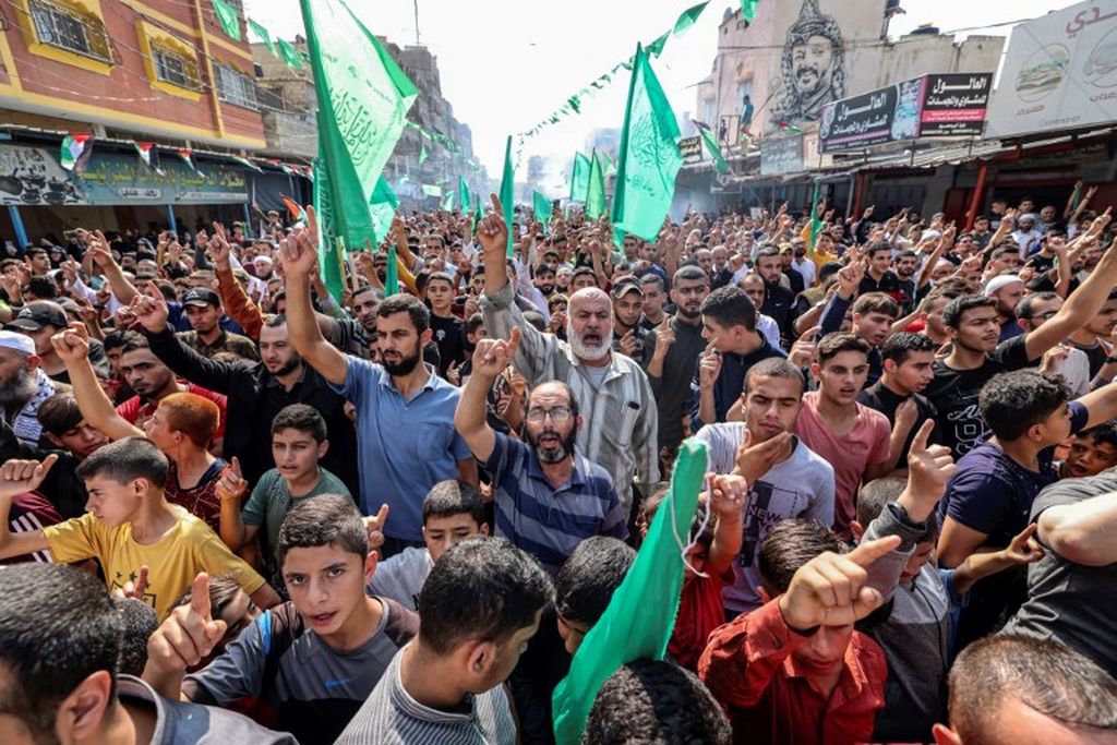 Warga Gaza berunjuk rasa pada 21 Oktober 2022. Seperti wilayahnya, pemerintahan Palestina terbelah. Gaza dikendalikan Hamas, Tepi Barat dikontrol pemerintah nasional Palestina.