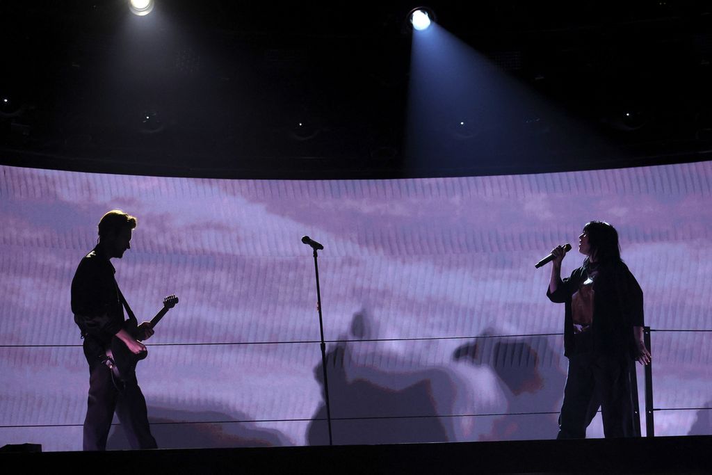 Finneas dan Billie Eilish tampil di atas panggung Grammy Awards yang berlangsung di di MGM Grand Garden Arena, Las Vegas, AS, MInggu (3/4/2022) waktu AS.