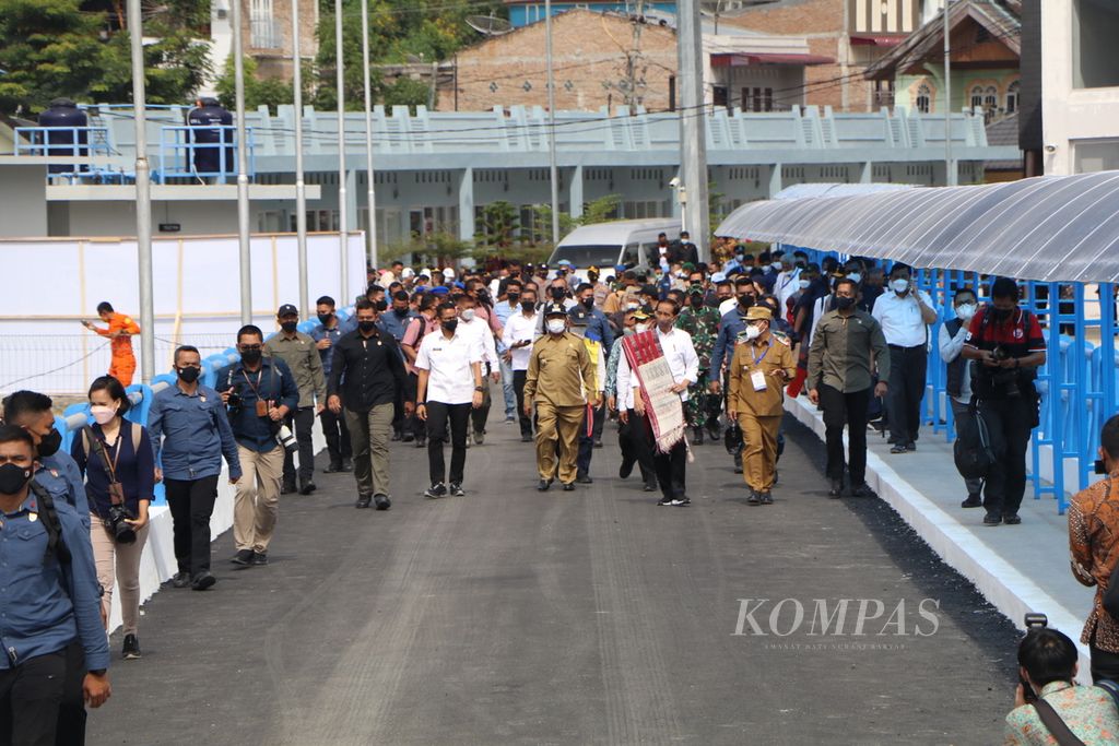Presiden Joko Widodo meresmikan tujuh pelabuhan dan empat kapal motor penyeberangan di Pelabuhan Ajibata, Kabupaten Toba, Sumatera Utara, Rabu (2/2/2022). 