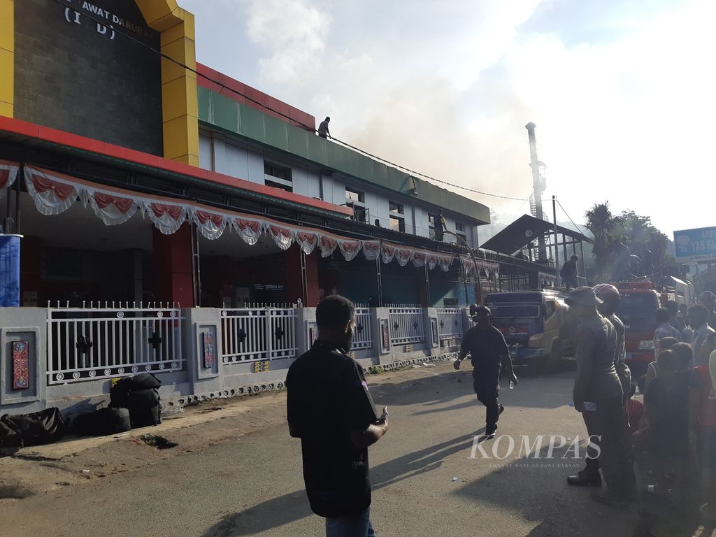 Api yang melahap gudang logistik Rumah Sakit Umum Daerah Abepura pada Selasa (9/5/2023) berhasil dipadamkan 53 petugas Damkar Kota Jayapura bersama aparat TNI-Polri pukul 16.40 WIT.