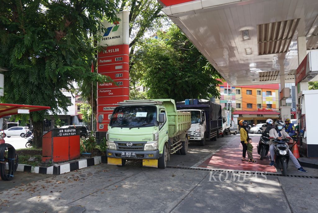 Truk-truk mengantre di SPBU Sario, Manado, Sulawesi Utara, Kamis (24/3/2022) siang, untuk membeli solar bersubsidi. 