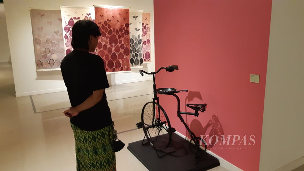 Seni instalasi karya Bekti Istri berjudul ”Nahkoda” ditampilkan dalam pameran bertajuk Tempatan di Galeri Nasional Indonesia, Selasa (30/4/2024). Pameran berlangsung 30 Apri-16 Mei 2024.
