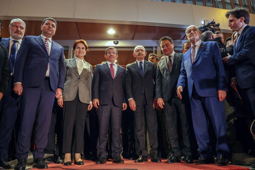 Foto selebaran yang dirilis Biro Pers Partai Rakyat Republik (CHP) menunjukkan para pemimpin dari enam partai oposisi yang bergabung dalam Koalisi Bangsa, yang berfoto setelah mengonfirmasi kandidat mereka dalam pemilu presiden di Ankara, Turki, 6 Maret 2023. 