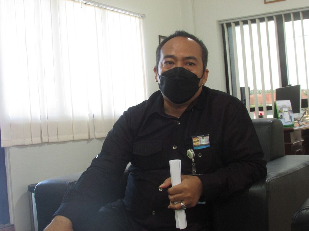 Kepala Cabang BPJS Ketenakerjaan NTT Christian Natanael Sianturi, di ruang kerja di Kupang, Rabu (9/3/2022).