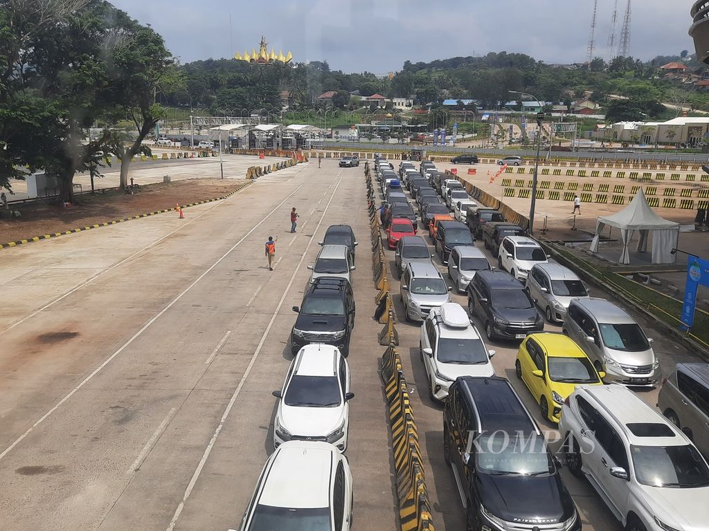 Mobil-mobil yang didominasi nomor polisi B sedang mengantre menaiki kapal Ferry yang dikelola PT ASDP Indonesia Ferry (Persero) di Pelabuhan Bakauheni, Lampung, Jumat (12/4/2024). Mereka akan berangkat menuju Pelabuhan Merak, Banten. 