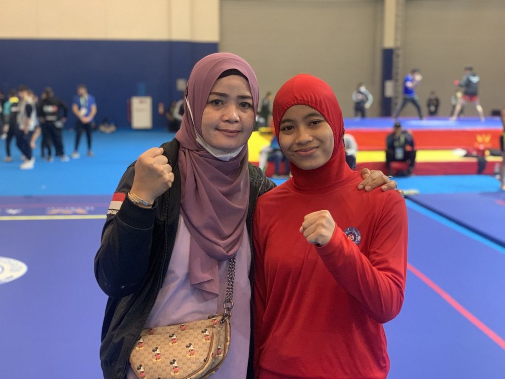 Nasya Aulia Zahra (merah) dan ibundanya saat Kejuaraan Dunia Wushu Yunior 2022 di Tangerang, Banten, Kamis (8/12/2022). Ibundanya datang Semarang untuk memberikan langsung kepada anak keduanya tersebut.