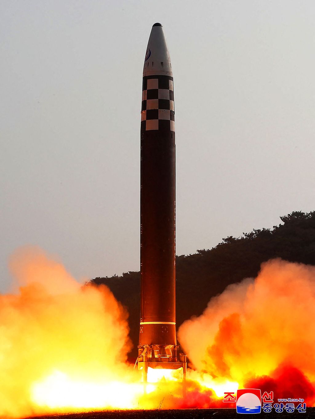 Foto yang diambil pada 24 Maret 2022 dan dirilis oleh kantor berita KCNA pada 25 Maret 2022 menunjukkan peluncuran tipe baru rudal balistik antarbenua, Hwasong-17, di lokasi yang dirahasiakan di Korea Utara.