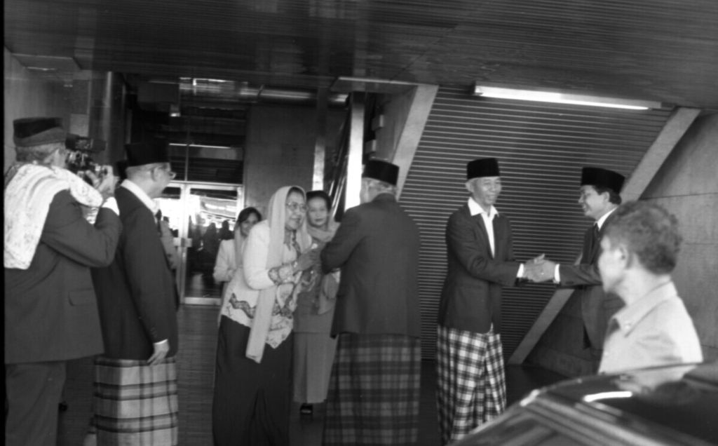 Presiden Soeharto dan Wakil Presiden Sudharmono menerima ucapan selamat seusai shalat Idul Fitri 1412 H di Masjid Istiqlal, Jakarta, Minggu (5/4/1992). 