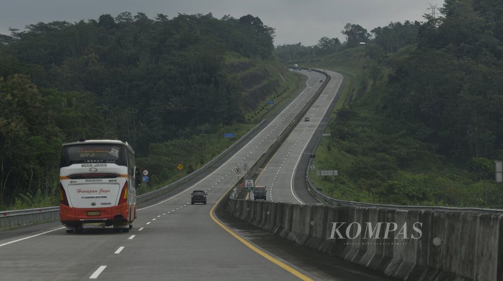 Kendaraan melintas di Tol Semarang-Solo di kilometer 448 Salatiga, Jawa Tengah, Kamis (21/4/2022). Arus mudik melalui jalur darat perlu diantisipasi sejak awal karena diperkirakan akan terjadi lonjakan kendaraan saat arus mudik Lebaran 2022.
