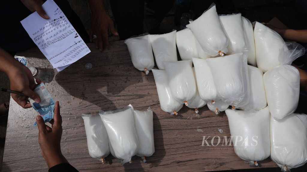 Harga gula pasir dalam dalam operasi pasar yang digelar di Pasar Baru, Kota Bekasi, Jawa Barat, Selasa (26/5/2023), dipatok seharga Rp 12.500 per kilogram (kg) dan pembeliannya dibatasi maksimum 4 kilogram. 