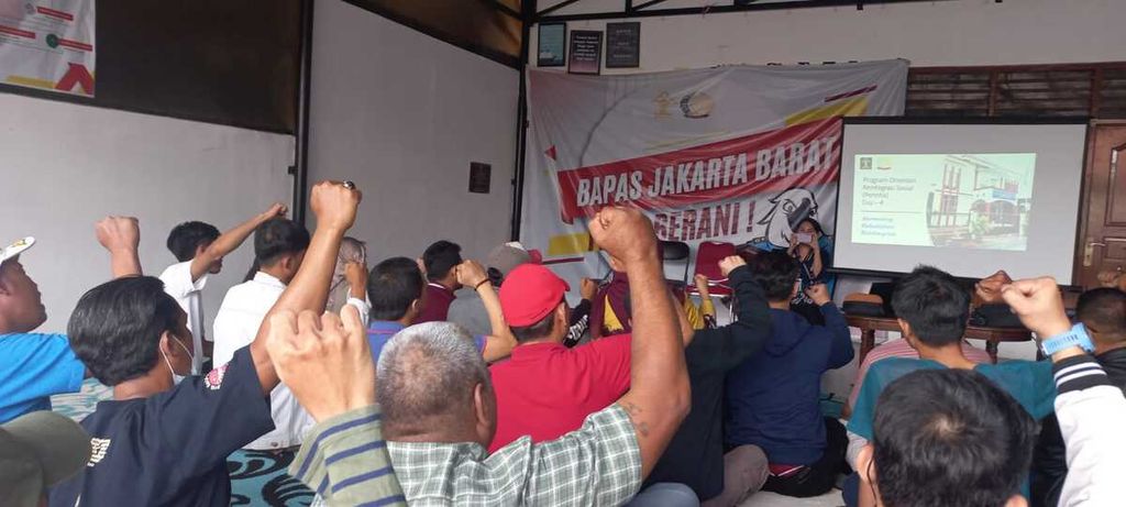 Para narapidana yang mengikuti program orientasi untuk mempersiapkan diri berintegrasi ke masyarakat tengah berfoto bersama setelah mengikuti kegiatan selama lima hari di Balai Pemasyarakatan Kelas I Jakarta Barat, Kamis (7/9/2023).