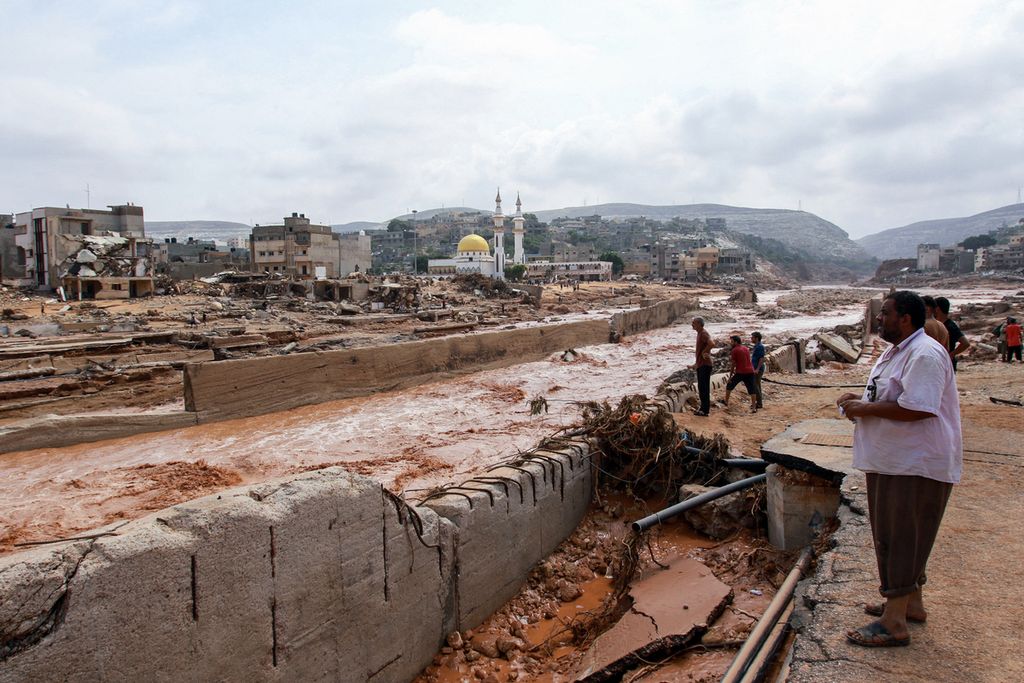 Masyarakat melihat kerusakan yang disebabkan oleh banjir besar di Derna, Libya timur, pada 11 September 2023. Banjir bandang di Libya timur menewaskan lebih dari 11.000 orang di kota pesisir Mediterania itu.