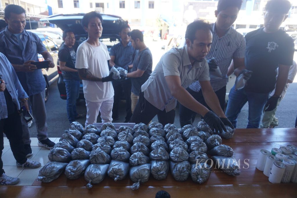 Puluhan kilogram serbuk petasan disita Polresta Cilacap di Jawa Tengah, Selasa (19/3/2024).